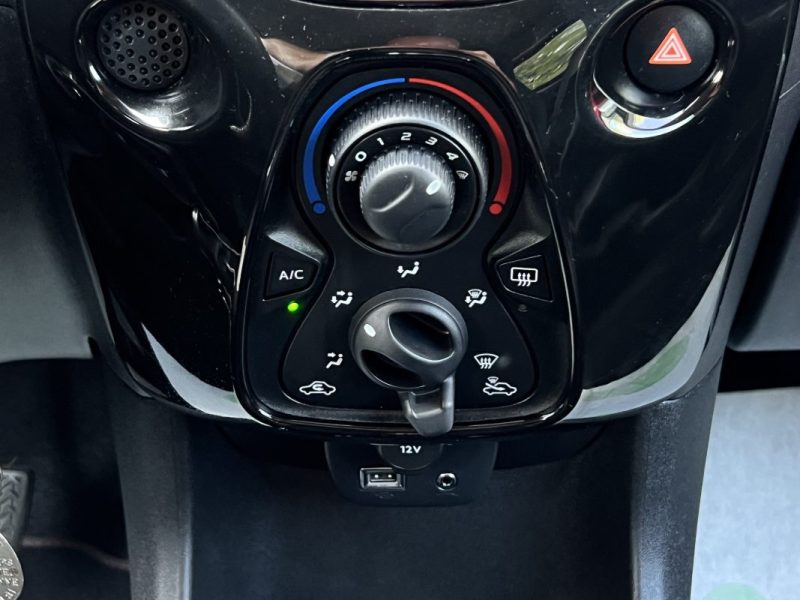 PEUGEOT 108 CABRIOLET / ALLURE TOP 1.2 82 Cv ECRAN TACTILE CAMERA LIMITEUR CRIT AIR 1 Garantie 1 an