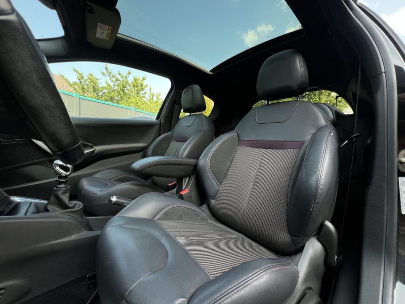 PEUGEOT 208 XY 1.6 E HDI 115 Cv SON JBL TOIT PANORAMIQUE ECRAN TACTILE BLUETOOTH JANTES Garantie 1an