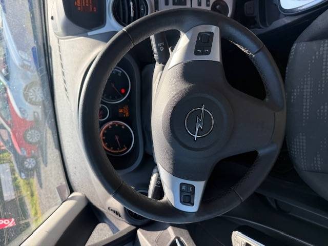 Opel Corsa 1.2 Satellite 2011 - 60250 KM