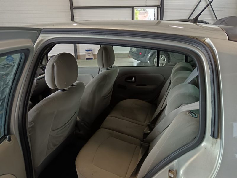 Renault Clio II Privilège 1.4 16V 98 cv Attelage / Clim auto / Très propre / Distribution récente