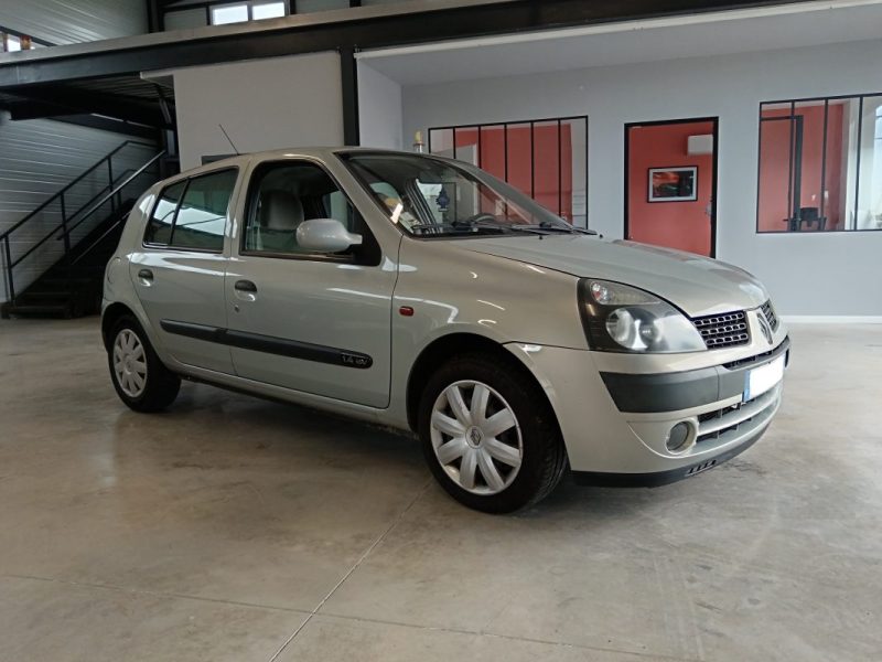 Renault Clio II Privilège 1.4 16V 98 cv Attelage / Clim auto / Très propre / Distribution récente
