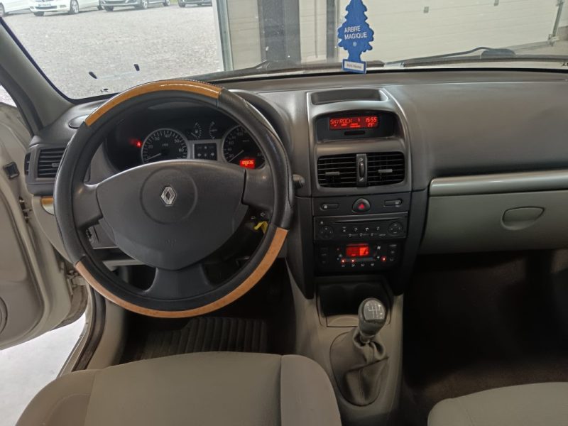 Renault Clio II Privilège 1.4 16V 98 cv Attelage / Clim auto / Très propre / Distribution récente