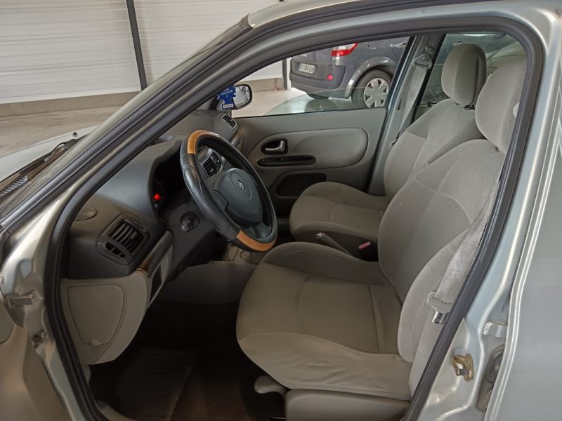 Renault Clio II Privilège 1.4 16V 98 cv Attelage / Clim auto / Très propre / Distribution récente