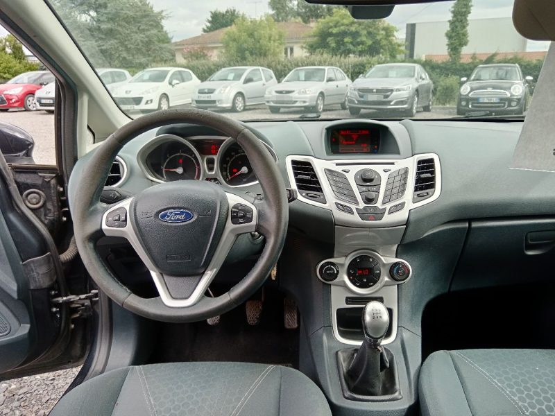 FORD FIESTA 2010 Titanium 1.4 TDCI 68 cv / Clim / Bluetooth / Distribution neuve