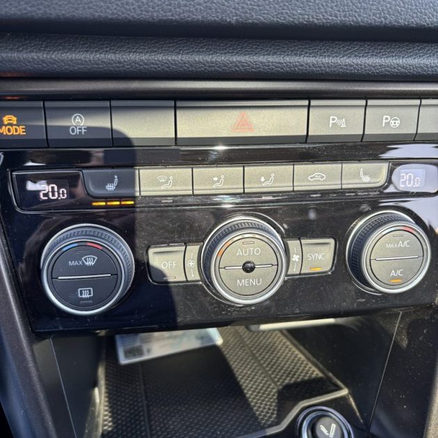 VOLKSWAGEN T-ROC 1.6 TDI 115 CV R-LINE TOIT PANO SIEGES CHAUFFANTS CARPLAY GARANTIE 12 MOIS