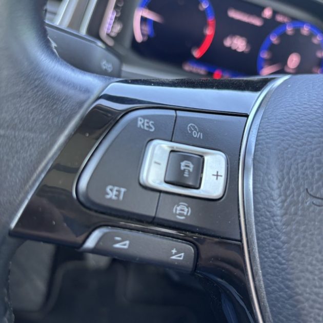 VOLKSWAGEN T-ROC 1.6 TDI 115 CV R-LINE TOIT PANO SIEGES CHAUFFANTS CARPLAY GARANTIE 12 MOIS