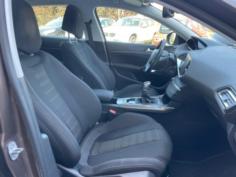 PEUGEOT 308 1.2 110 ch allure + attelage distri ok