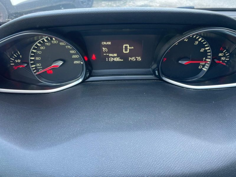 PEUGEOT 308 1.2 110 ch allure + attelage distri ok