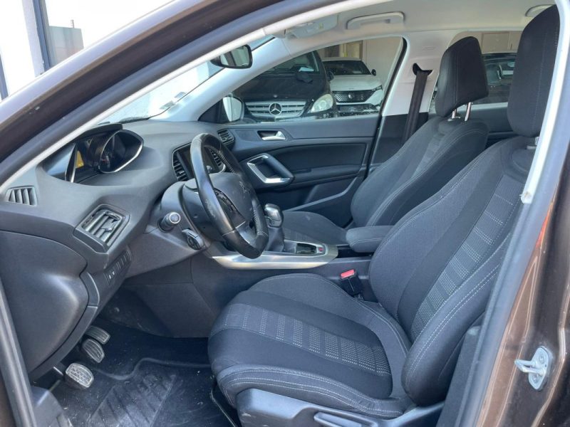 PEUGEOT 308 1.2 110 ch allure + attelage distri ok