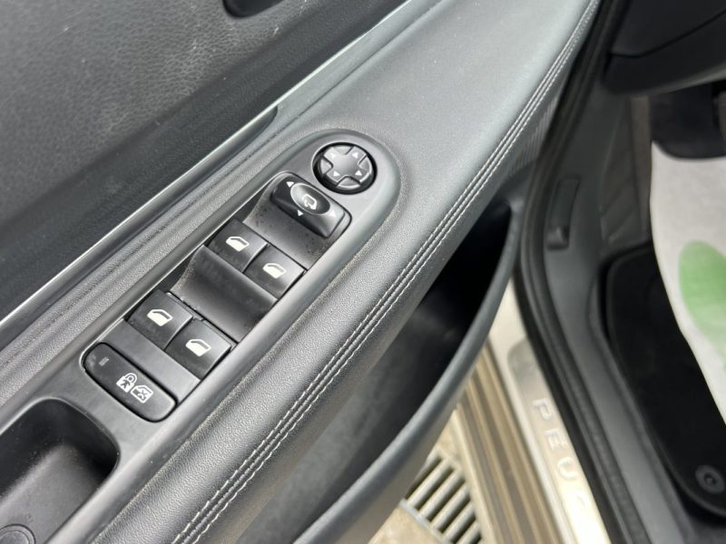 PEUGEOT 3008 PHASE 2 ALLURE 1.2 130 Cv ECRAN GPS CAMERA RECUL TOIT PANO CRIT AIR 1 - GARANTIE 1 AN