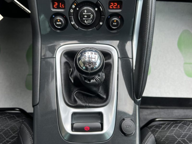 PEUGEOT 3008 PHASE 2 ALLURE 1.2 130 Cv ECRAN GPS CAMERA RECUL TOIT PANO CRIT AIR 1 - GARANTIE 1 AN