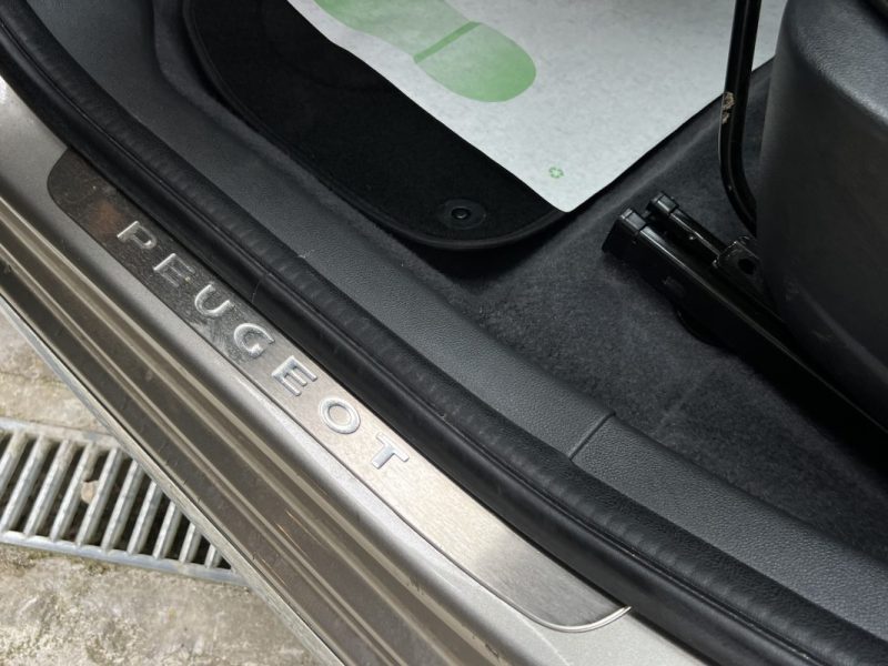 PEUGEOT 3008 PHASE 2 ALLURE 1.2 130 Cv ECRAN GPS CAMERA RECUL TOIT PANO CRIT AIR 1 - GARANTIE 1 AN
