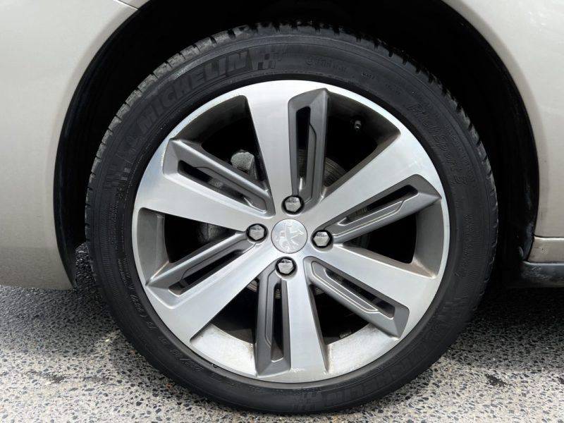 PEUGEOT 3008 PHASE 2 ALLURE 1.2 130 Cv ECRAN GPS CAMERA RECUL TOIT PANO CRIT AIR 1 - GARANTIE 1 AN