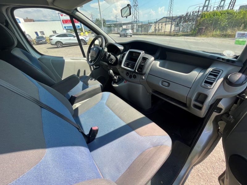 RENAULT TRAFIC PASSENGER 2011