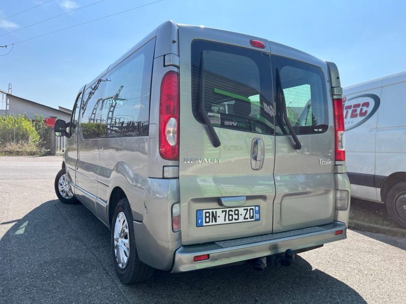 RENAULT TRAFIC PASSENGER 2011