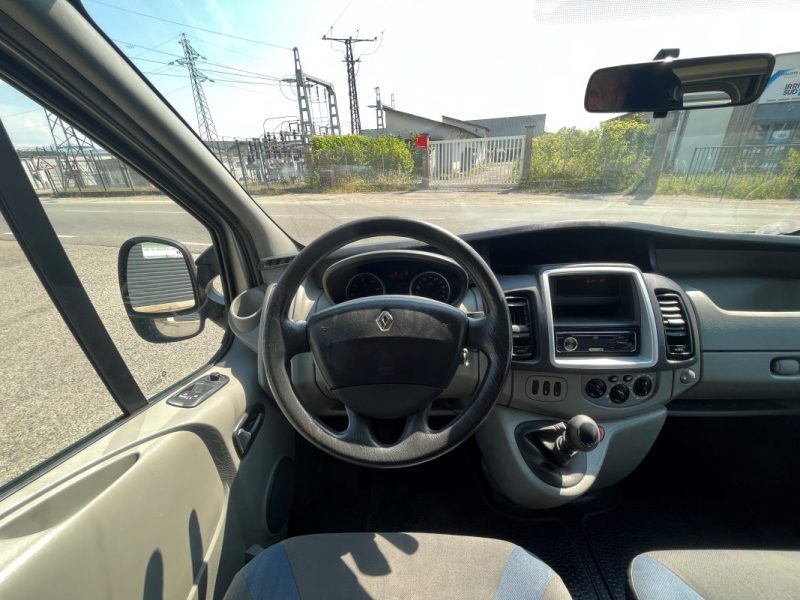 RENAULT TRAFIC PASSENGER 2011