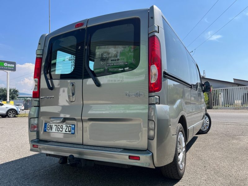 RENAULT TRAFIC PASSENGER 2011