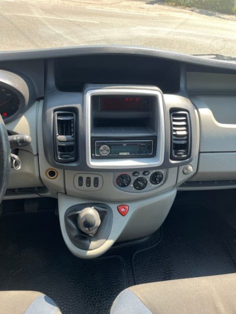 RENAULT TRAFIC PASSENGER 2011