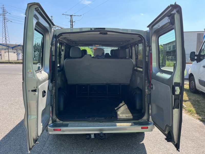 RENAULT TRAFIC PASSENGER 2011