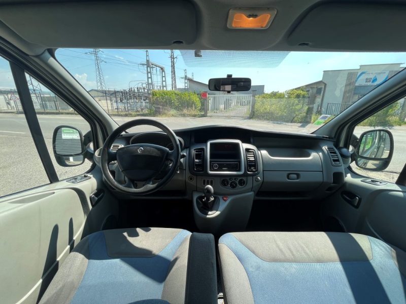 RENAULT TRAFIC PASSENGER 2011