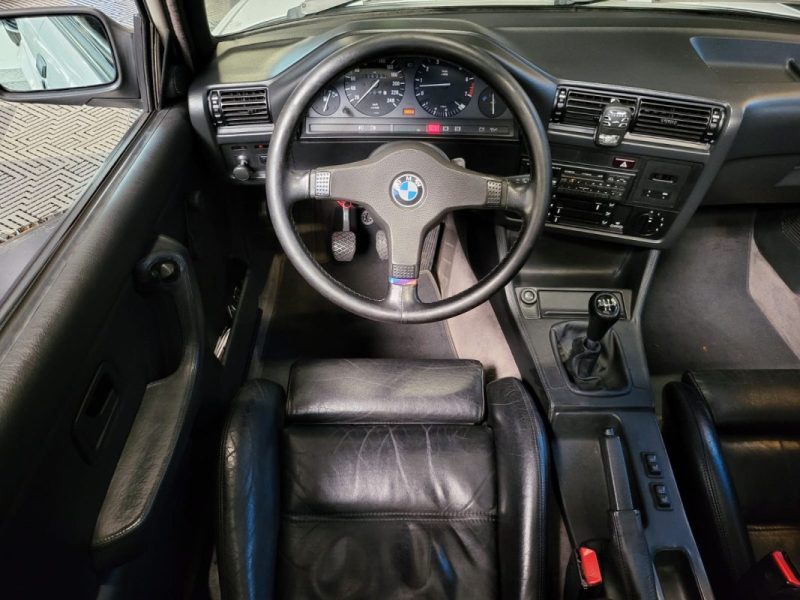 BMW SERIE 3 E30 325i 170cv COUPE / TOIT OUVRANT / CUIR / LIGNE PROWELD A CLAPET