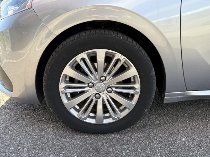 PEUGEOT 208 1.2 PURETECH 110 APPLE CARPLAY / CAMERA / GPS