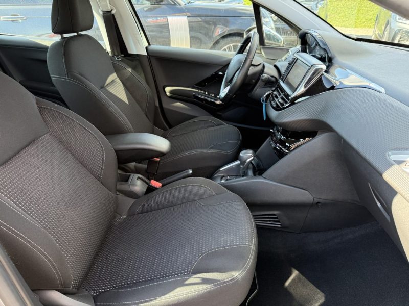 PEUGEOT 208 1.2 PURETECH 110 APPLE CARPLAY / CAMERA / GPS