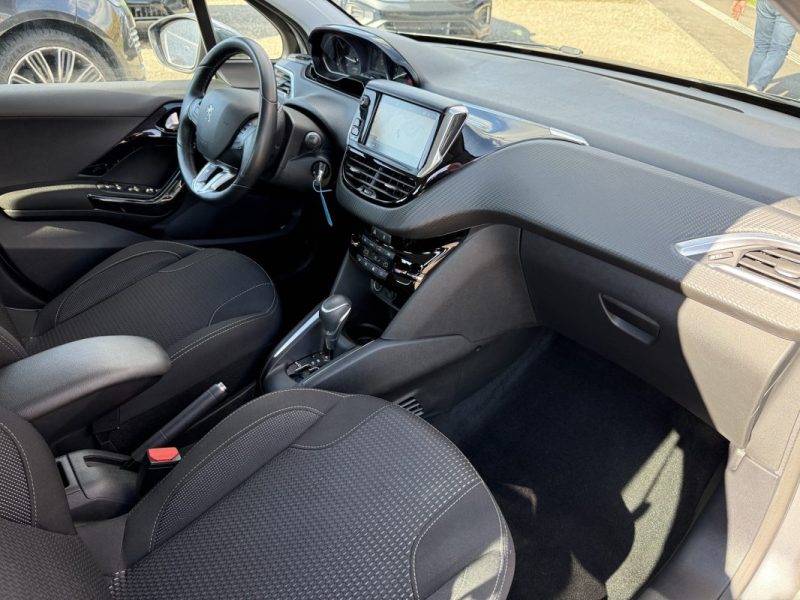 PEUGEOT 208 1.2 PURETECH 110 APPLE CARPLAY / CAMERA / GPS