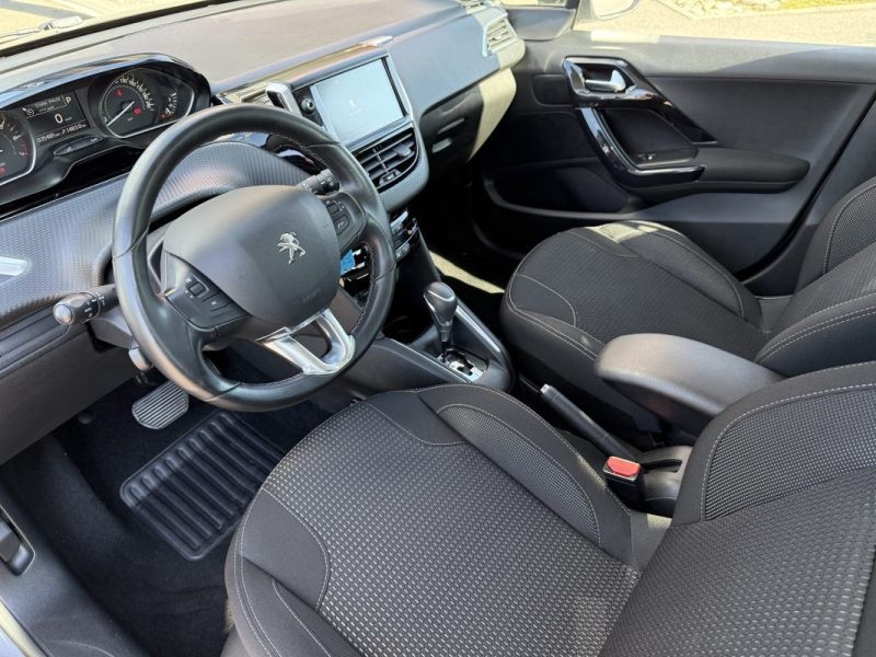 PEUGEOT 208 1.2 PURETECH 110 APPLE CARPLAY / CAMERA / GPS