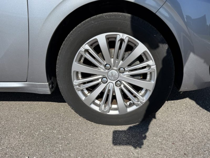 PEUGEOT 208 1.2 PURETECH 110 APPLE CARPLAY / CAMERA / GPS