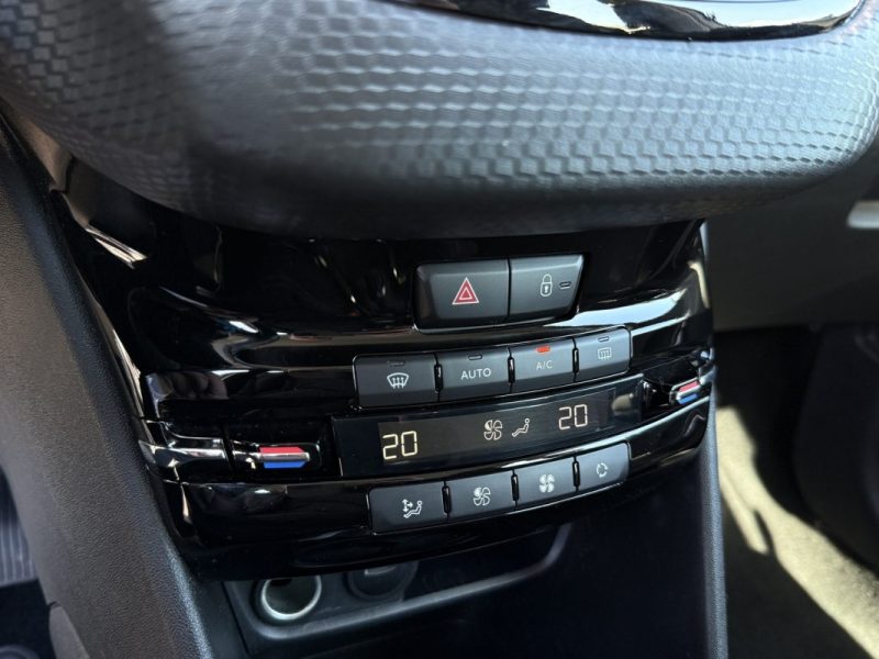 PEUGEOT 208 1.2 PURETECH 110 APPLE CARPLAY / CAMERA / GPS