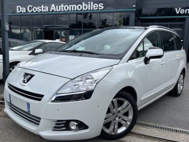 PEUGEOT 5008 ALLURE 1.6 HDI 112 Cv 7 PLACES GPS TOIT PANORAMIQUE BVM6 - GARANTIE 1 AN