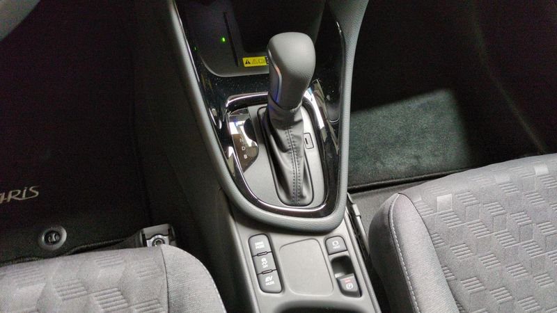 Toyota Yaris Hybride 116h design + sieges chauffants + volant chauffant