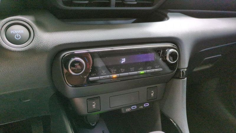 Toyota Yaris Hybride 116h design + sieges chauffants + volant chauffant