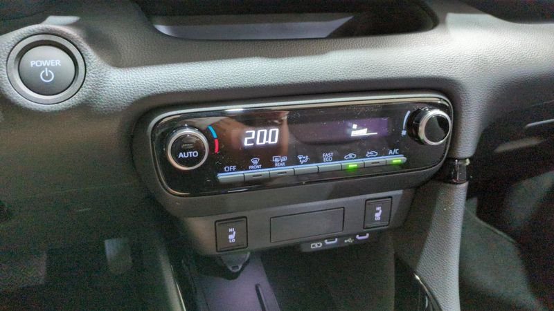 Toyota Yaris Hybride 116h design + sieges chauffants + volant chauffant