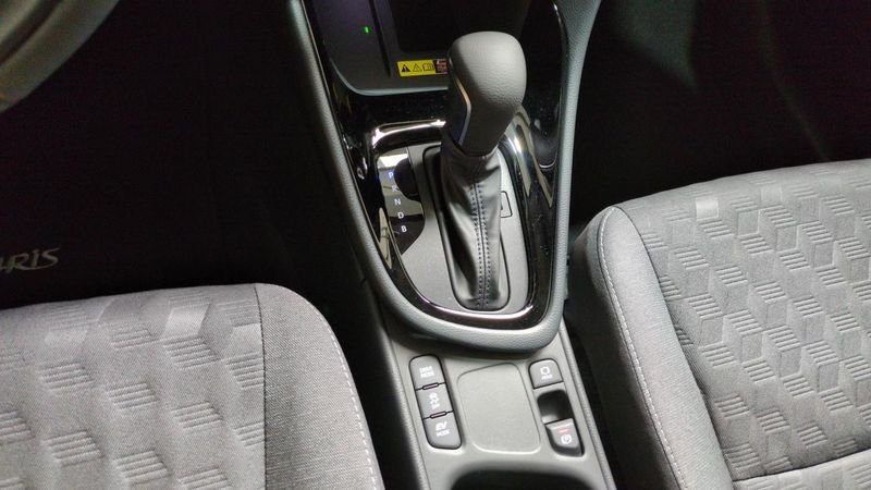 Toyota Yaris Hybride 116h design + sieges chauffants + volant chauffant