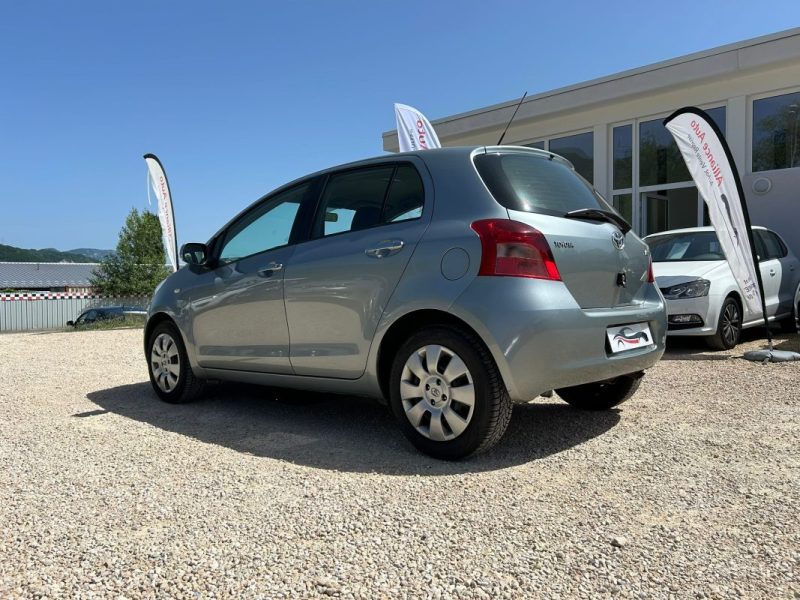 TOYOTA Yaris - 87ch essence