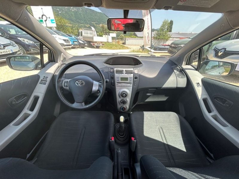 TOYOTA Yaris - 87ch essence