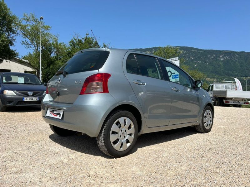 TOYOTA Yaris - 87ch essence