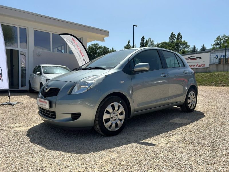 TOYOTA Yaris - 87ch essence