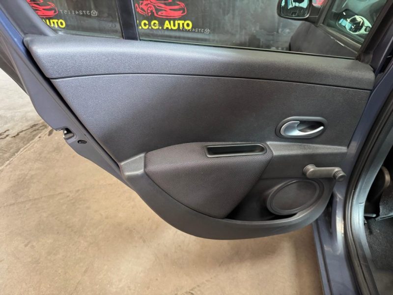 RENAULT CLIO 1.4i 100 Dynamique 