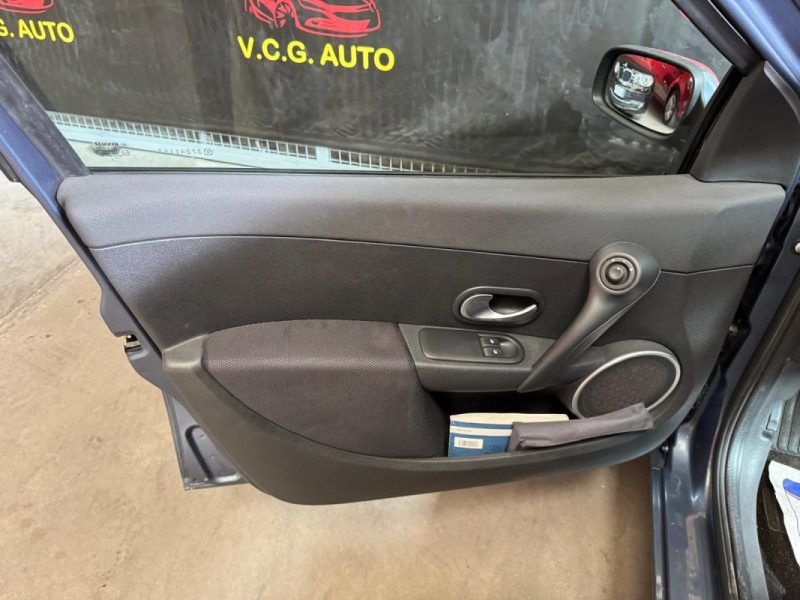 RENAULT CLIO 1.4i 100 Dynamique 