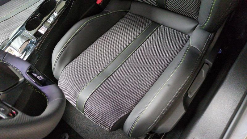 Peugeot 2008 nouveau Hybrid 145 e-dcs6 gt + camera 360 + navi