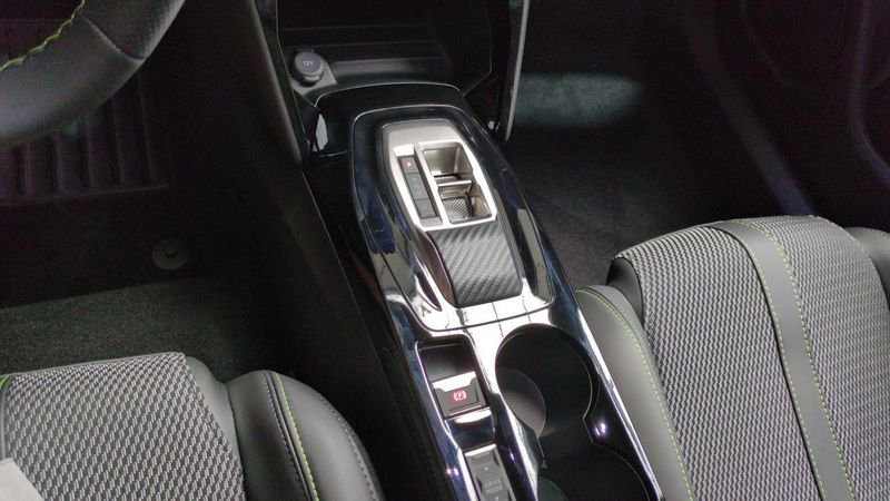 Peugeot 2008 Hybrid 145 e-dcs6 gt + camera 360 + navi