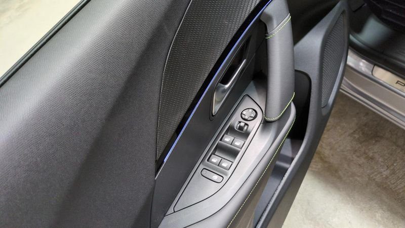 Peugeot 2008 Hybrid 145 e-dcs6 gt + camera 360 + navi