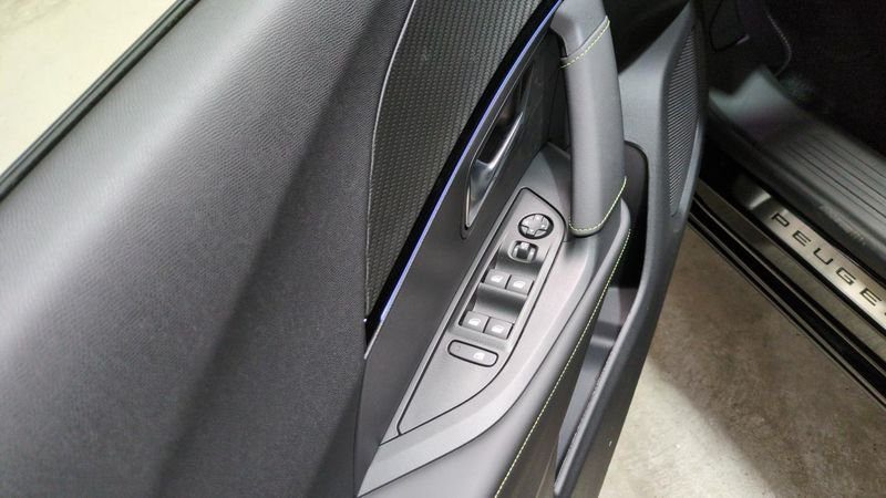 Peugeot 2008 nouveau Hybrid 145 e-dcs6 gt + camera 360 + navi