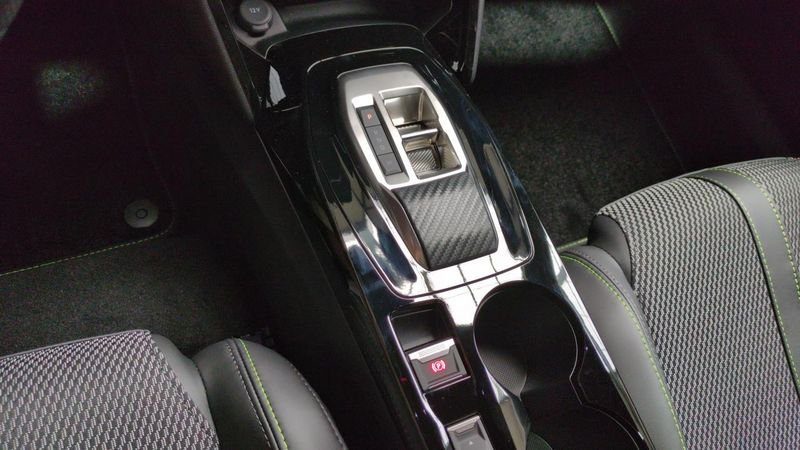 Peugeot 2008 nouveau Hybrid 145 e-dcs6 gt + camera 360 + navi