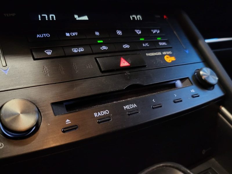 LEXUS IS 300H 2.5 223cv BUSINESS / SIEGES CHAUFFANTS / CAMERA DE RECUL / ATTELAGE