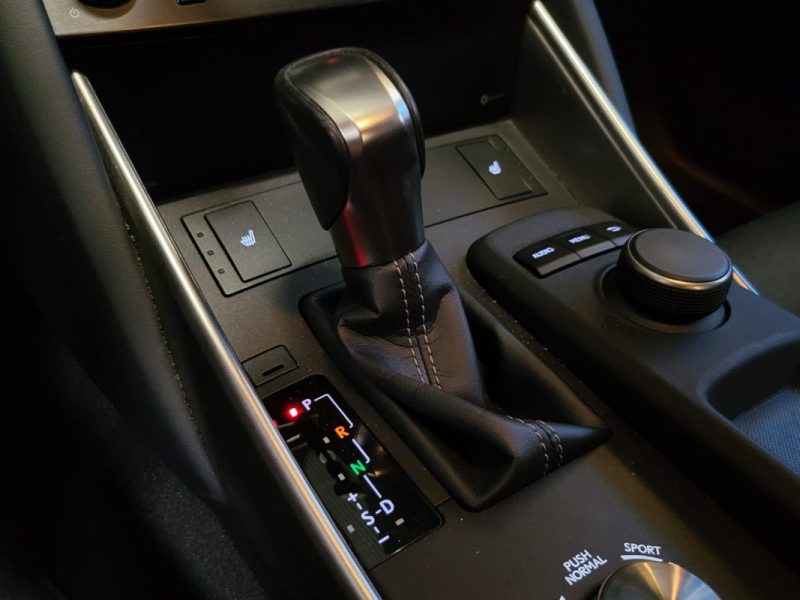 LEXUS IS 300H 2.5 223cv BUSINESS / SIEGES CHAUFFANTS / CAMERA DE RECUL / ATTELAGE