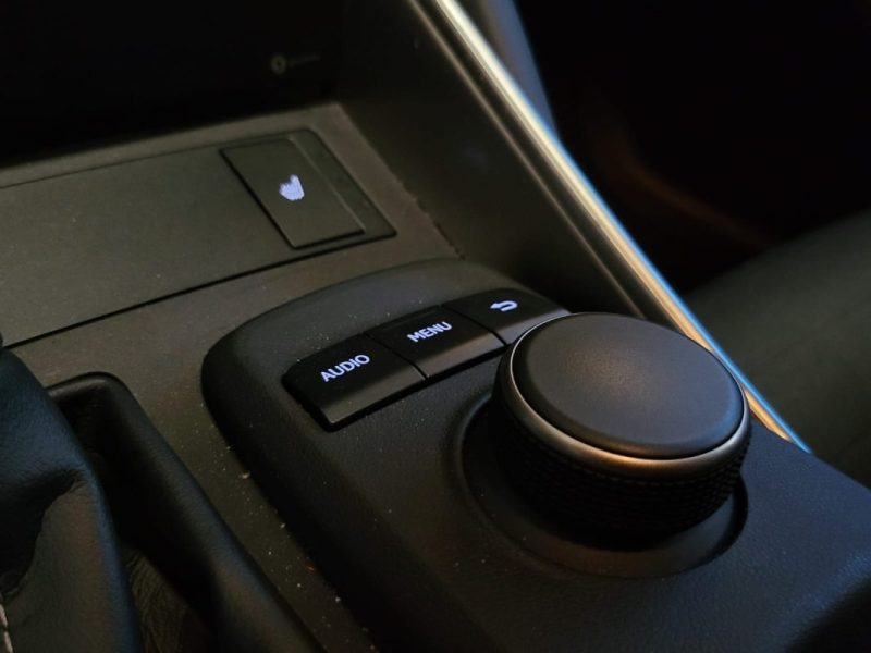 LEXUS IS 300H 2.5 223cv BUSINESS / SIEGES CHAUFFANTS / CAMERA DE RECUL / ATTELAGE